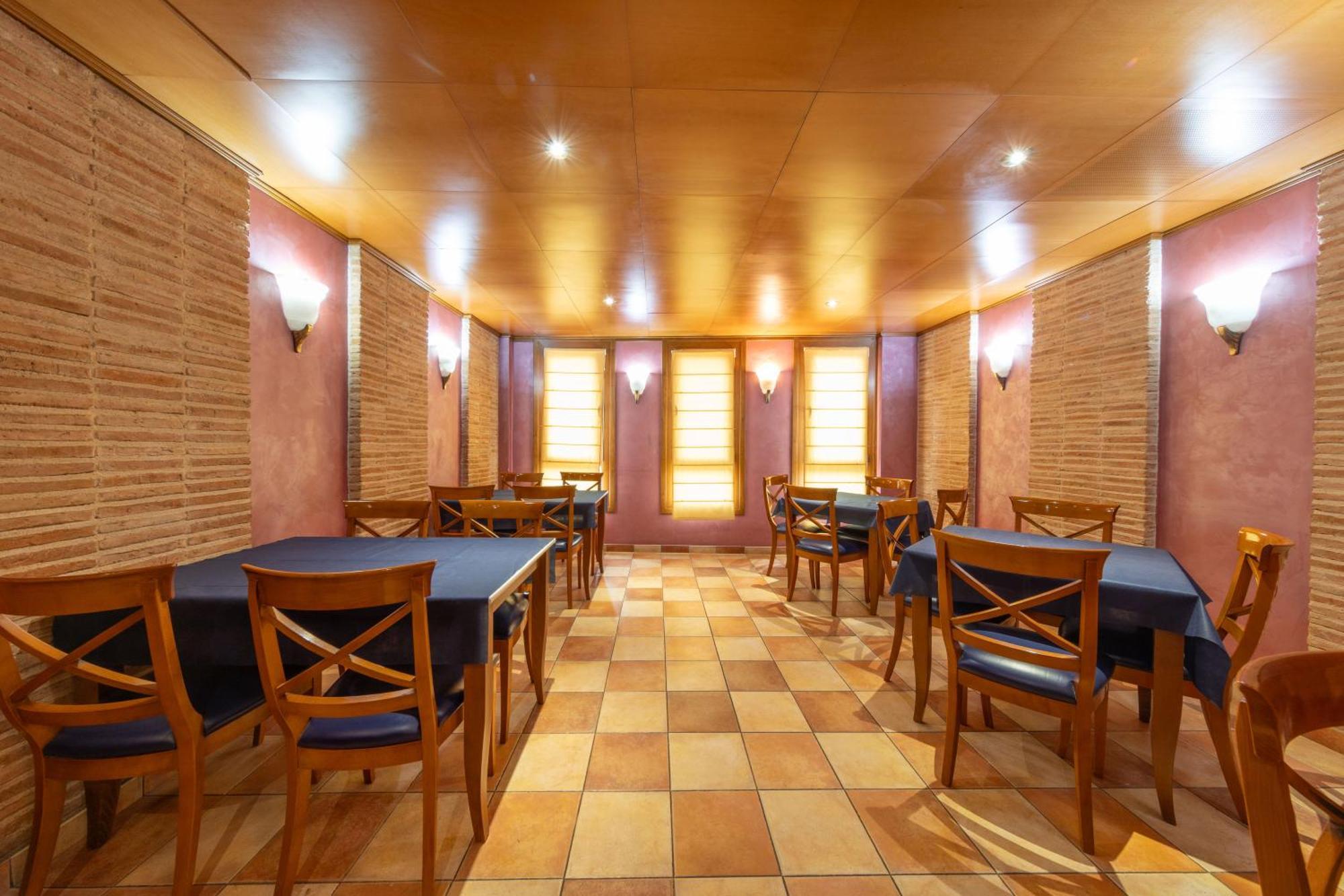 Hostal Sin Recep24H Puerta De La Villa - Pet Friendly & Restaurante Almazán Екстериор снимка